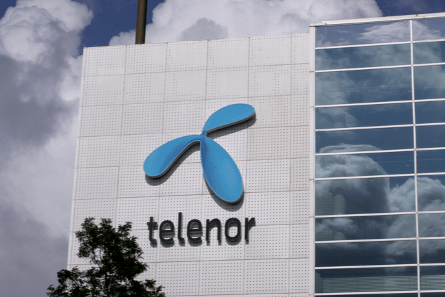 byggnad med Telenors logotyp på fasaden