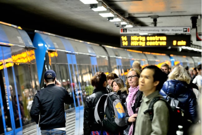 Passagerare som ska gå på tunnelbanan i stockholm.