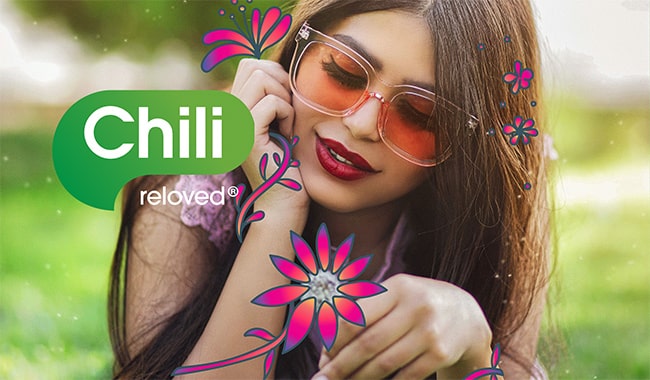 Närbild på tjej med solglasögon som håller en blomma till örat, med chilis logga framför.