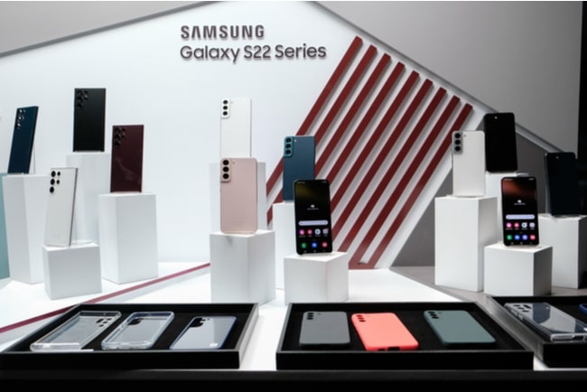 Nya samsung galaxy s22-serien uppställda i olika nivåer med mobilskal liggandes framför.