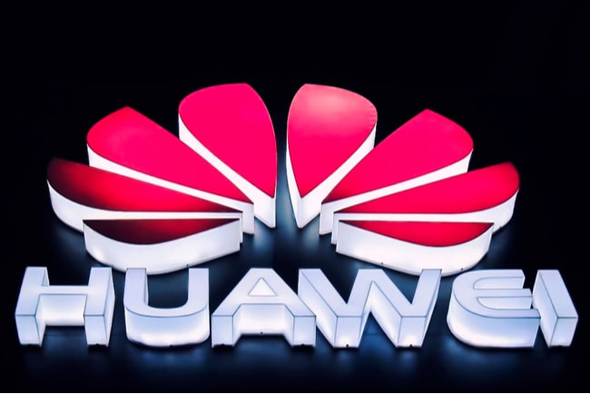 Huaweis logga mot svart bakgrund.