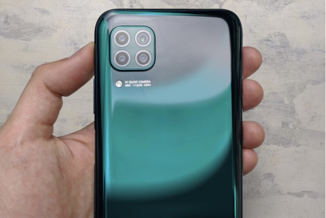 hand håller upp huawei p40 lite