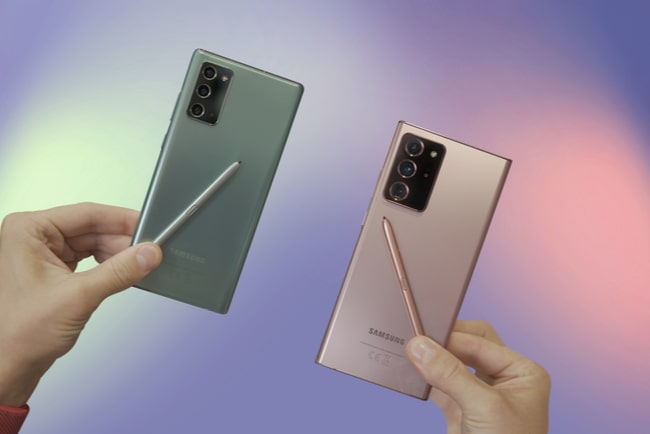 två nya samsung mobiler hålls upp mot rosa/lila bakgrund