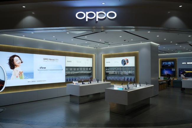 Oppos logga i taket på oppo-butik.
